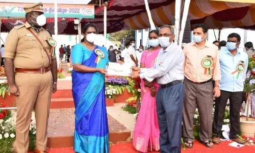 குடியரசுதின விழா: தருமபுரி  மாவட்ட ஆட்சியர் தேசியக்கொடியேற்றினார் குடியரசுதின விழா: தருமபுரி  மாவட்ட ஆட்சியர் தேசியக்கொடியேற்றினார்
