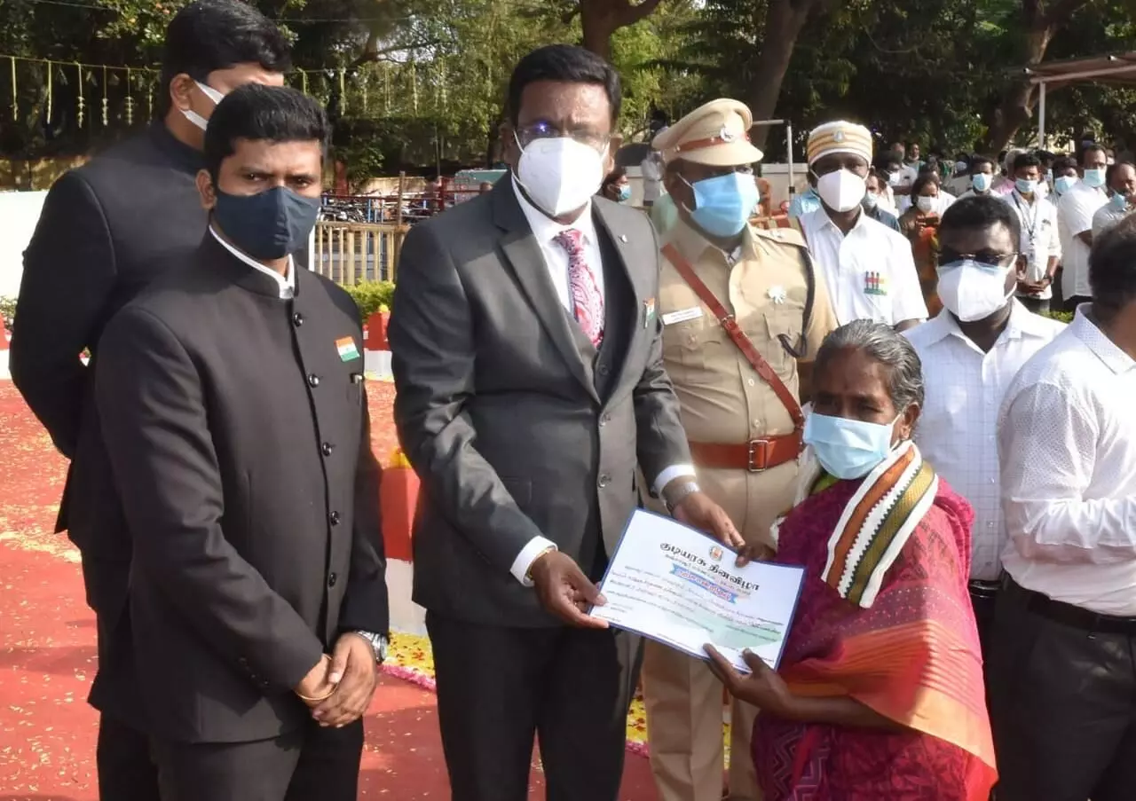 ஆற்றில் தத்தளித்த 2 சிறுவர்களை மீட்ட வீர தாய்க்கு பாராட்டு சான்றிதழ் ஆற்றில் தத்தளித்த 2 சிறுவர்களை மீட்ட வீர தாய்க்கு பாராட்டு சான்றிதழ்