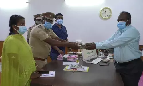 வாணியம்பாடியில் ஆவணங்களின்றி கொண்டு செல்லப்பட்ட ரூ.1.35 லட்சம் பறிமுதல்