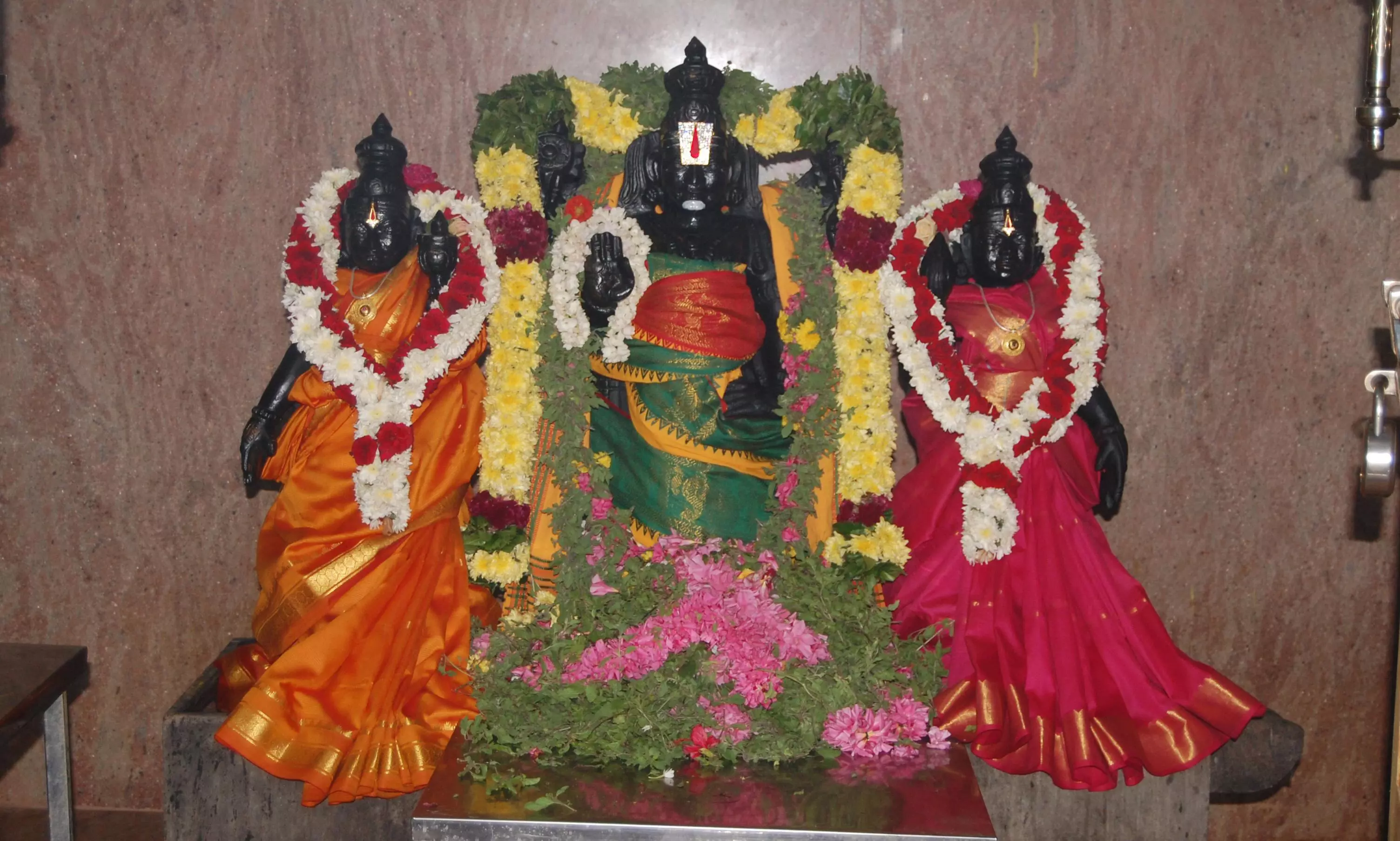 தை சனிக்கிழமையொட்டி குமாரபாளையம் பெருமாள் கோவில்களில் சிறப்பு வழிபாடு தை சனிக்கிழமையொட்டி குமாரபாளையம் பெருமாள் கோவில்களில் சிறப்பு வழிபாடு