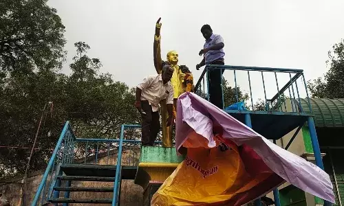 மூடப்பட்ட அம்பேத்கர் சிலை திரையை விசிக அகற்றியதால் பரபரப்பு