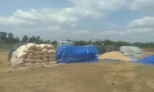 நெல் கொள்முதல் நிலையம் திறக்கப்படாததால் விவசாயிகள் வேதனை நெல் கொள்முதல் நிலையம் திறக்கப்படாததால் விவசாயிகள் வேதனை