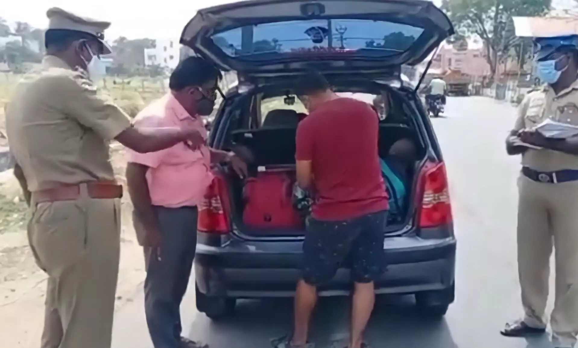 நகர்புற உள்ளாட்சி தேர்தல்; பறக்கும் படை அதிகாரிகள் தீவிர வாகன சோதனை நகர்புற உள்ளாட்சி தேர்தல்; பறக்கும் படை அதிகாரிகள் தீவிர வாகன சோதனை