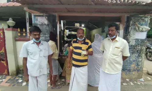 சுவாமிமலை ரேஷன் கடையில் மண்ணெண்ணெய் வழங்காததால் பெண்கள் காரசார விவாதம் சுவாமிமலை ரேஷன் கடையில் மண்ணெண்ணெய் வழங்காததால் பெண்கள் காரசார விவாதம்