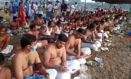 தை அமாவாசையொட்டி திருப்புவனம் வைகையாற்றில் முன்னோர்களுக்கு வழிபாடு