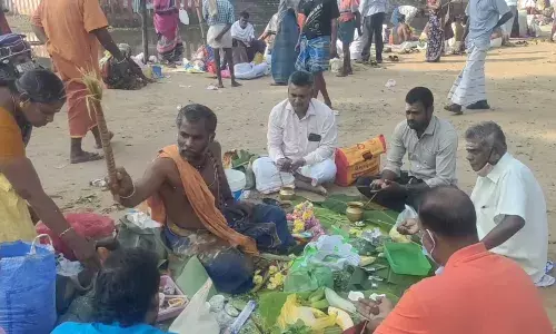தைஅமாவாசை: மயிலாடுதுறை காவிரி துலா கட்டத்தில் முன்னோர்களுக்கு வழிபாடு