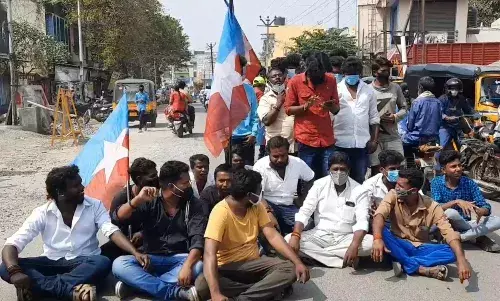சேலம் மாநகராட்சியில் கூடுதலாக 2 வார்டுகள் ஒதுக்கக்கோரி விசிக.,வினர் சாலை மறியல் சேலம் மாநகராட்சியில் கூடுதலாக 2 வார்டுகள் ஒதுக்கக்கோரி விசிக.,வினர் சாலை மறியல்