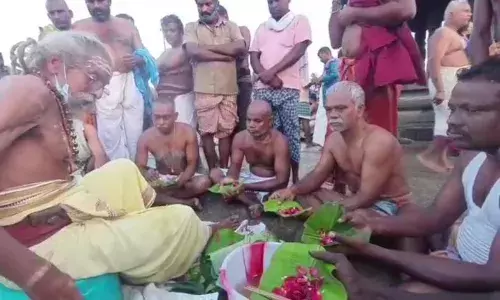 தை அமாவாசை: குமரி முக்கடல் சங்கமத்தில் பொதுமக்கள் முன்னோர்களுக்கு வழிபாடு