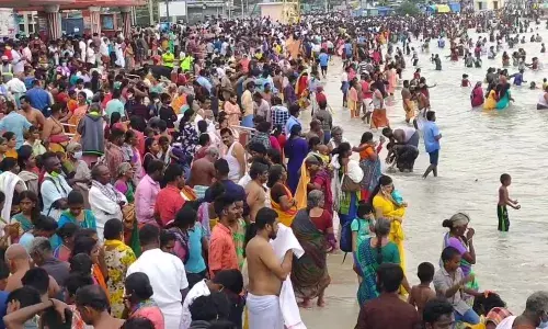 தை அமாவாசையையொட்டி இராமேஸ்வரம் அக்னிதீர்த்த கடலில் புனித  நீராடிய பொதுமக்கள்