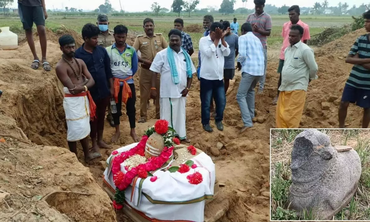 பெரியபாளையம் அருகே பூமிக்குள் சிவலிங்கம், நந்தி சிலை கண்டெடுப்பு பெரியபாளையம் அருகே பூமிக்குள் சிவலிங்கம், நந்தி சிலை கண்டெடுப்பு