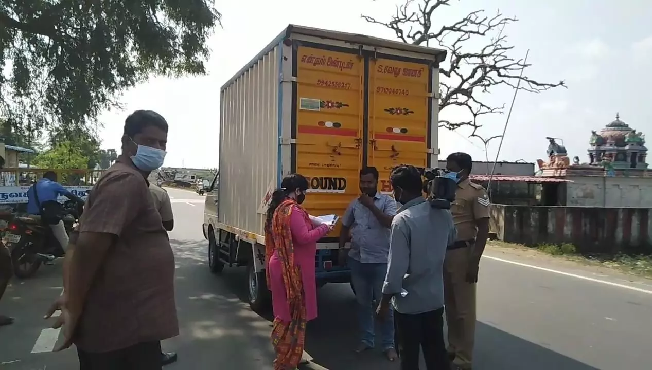 சீர்காழி நகராட்சி தேர்தலை முன்னிட்டு பறக்கும் படையினர் தீவிர வாகன சோதனை சீர்காழி நகராட்சி தேர்தலை முன்னிட்டு பறக்கும் படையினர் தீவிர வாகன சோதனை