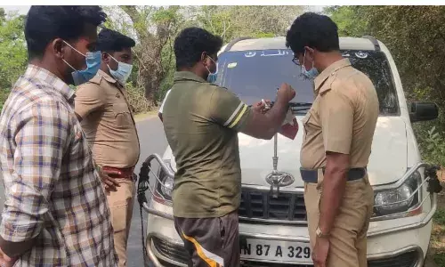காரில் கொடியுடன் வலம் வந்த நபர்களை எச்சரித்த பறக்கும் படை குழு