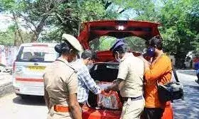 ஆவணங்கள் இன்றி கொண்டு செல்லப்பட்ட 375 சேலைகள் பறிமுதல்