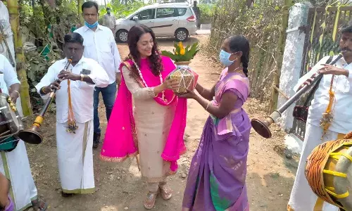 கோபி அருகே விவசாயிகளுடன் கலந்து கொண்ட பாலிவுட் நடிகை ஜூகி சவ்லா