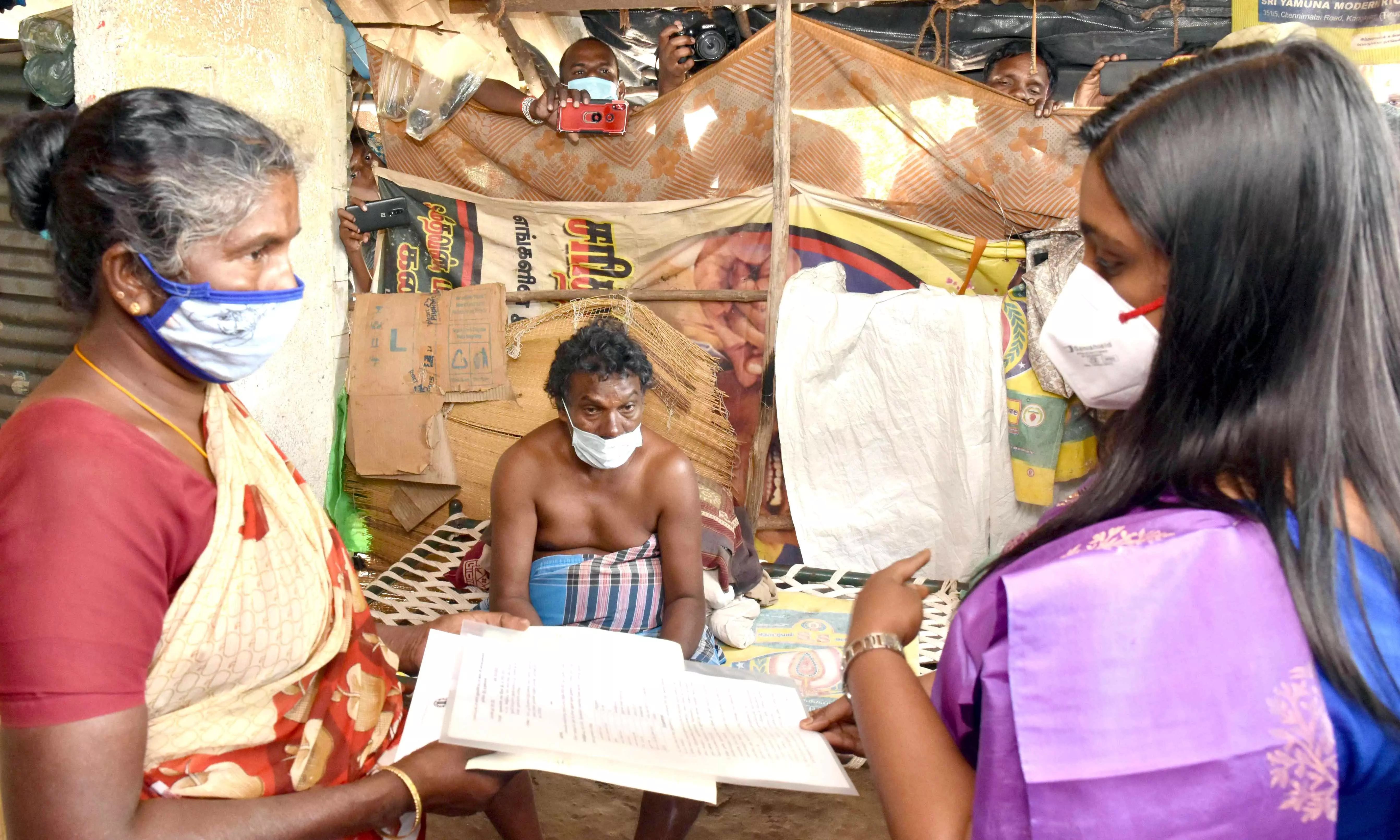 செயல்பட முடியாத கணவன், மகன்கள்: பரிதவித்த பெண்ணின் குடும்பத்திற்கு கலெக்டர் உதவி செயல்பட முடியாத கணவன், மகன்கள்: பரிதவித்த பெண்ணின் குடும்பத்திற்கு கலெக்டர் உதவி