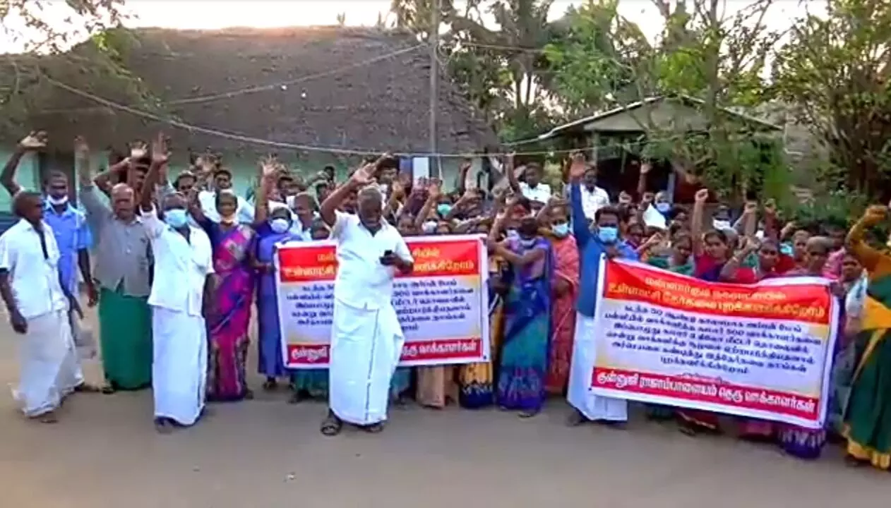 வார்டு மறுவரையரையில் குளறுபடி கண்டித்து வாக்காளர்கள் போராட்டம் வார்டு மறுவரையரையில் குளறுபடி கண்டித்து வாக்காளர்கள் போராட்டம்