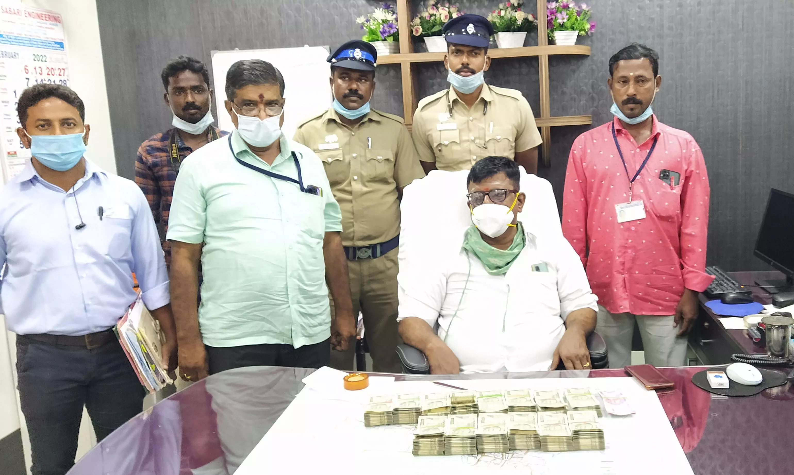 காஞ்சிபுரம் அருகே உரிய ஆவணங்களின்றி எடுத்து வந்த ரூ.7 லட்சம் பறிமுதல் காஞ்சிபுரம் அருகே உரிய ஆவணங்களின்றி எடுத்து வந்த ரூ.7 லட்சம் பறிமுதல்