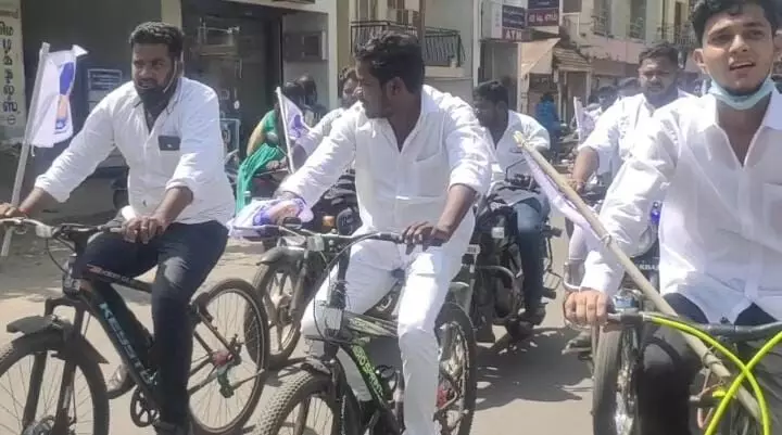 மயிலாடுதுறையில் விஜய் மக்கள் இயக்கத்தினர் 2 பேர் வேட்பு மனு தாக்கல் மயிலாடுதுறையில் விஜய் மக்கள் இயக்கத்தினர் 2 பேர் வேட்பு மனு தாக்கல்