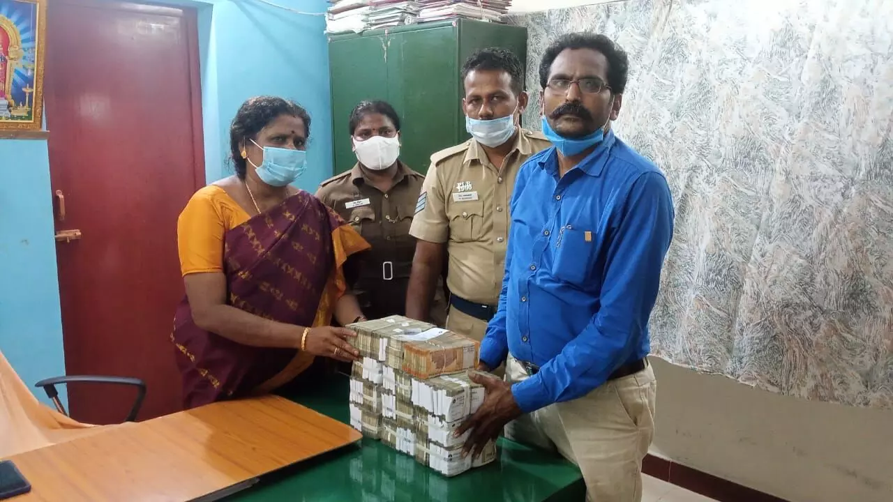 பெரம்பலூர் அருகே ரூ.53 லட்சத்தை பறிமுதல் செய்த பறக்கும் படையினர் பெரம்பலூர் அருகே ரூ.53 லட்சத்தை பறிமுதல் செய்த பறக்கும் படையினர்