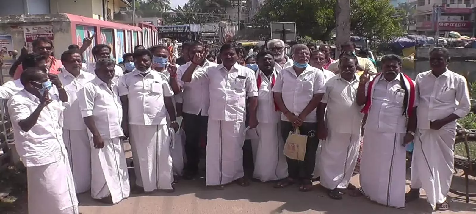 திருத்துறைப்பூண்டி, முத்துப்பேட்டையில் அ.தி.மு.க.வினர் மனு தாக்கல் திருத்துறைப்பூண்டி, முத்துப்பேட்டையில் அ.தி.மு.க.வினர் மனு தாக்கல்