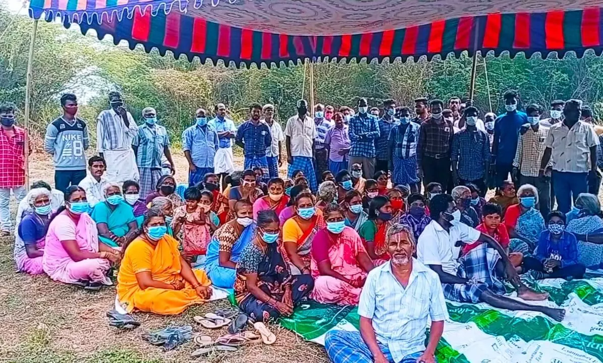 ஆர்.கே.பேட்டை அருகே விளையாட்டு மைதானம் அமைக்க எதிர்ப்பு தெரிவித்து ஆர்ப்பாட்டம் ஆர்.கே.பேட்டை அருகே விளையாட்டு மைதானம் அமைக்க எதிர்ப்பு தெரிவித்து ஆர்ப்பாட்டம்