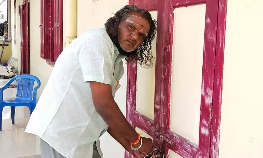 கோஷ்டி பூசலின் உச்ச கட்டம்- திருச்சி காங்கிரஸ் அலுவலகத்திற்கு பூட்டு கோஷ்டி பூசலின் உச்ச கட்டம்- திருச்சி காங்கிரஸ் அலுவலகத்திற்கு பூட்டு