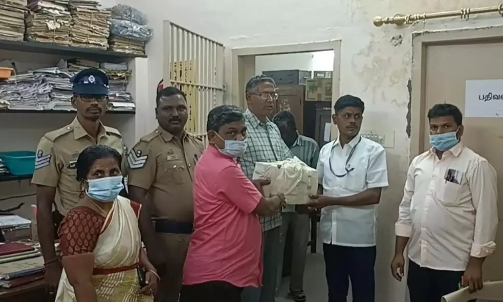 தர்மபுரி அருகே காரில் எடுத்து வந்த ரூ.33 லட்சம் பறக்கும் படையினர் பறிமுதல் தர்மபுரி அருகே காரில் எடுத்து வந்த ரூ.33 லட்சம் பறக்கும் படையினர் பறிமுதல்