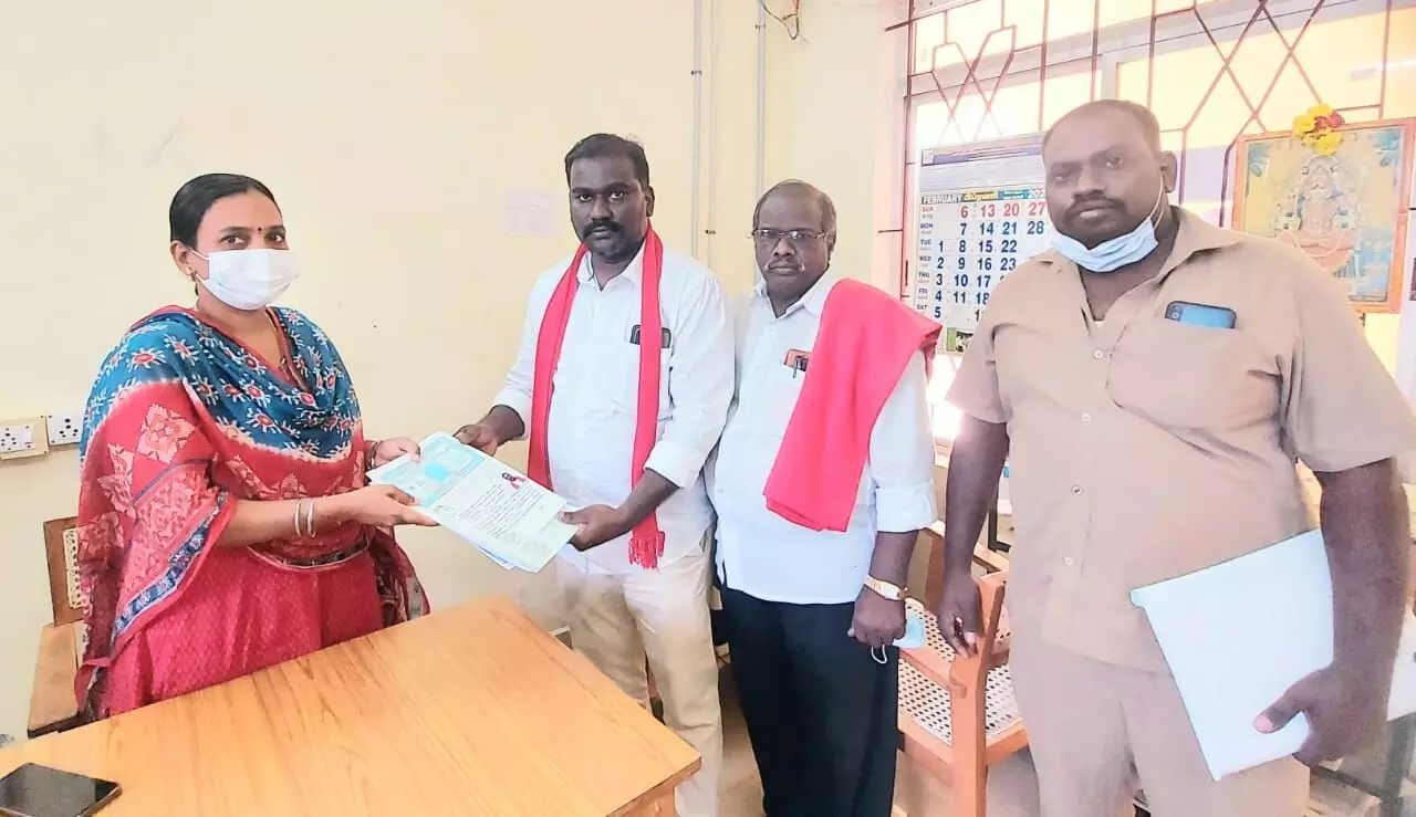 துவாக்குடியில் தி.மு.க.விற்கு எதிராக இந்திய கம்யூனிஸ்ட் கட்சி மனுதாக்கல் துவாக்குடியில் தி.மு.க.விற்கு எதிராக இந்திய கம்யூனிஸ்ட் கட்சி மனுதாக்கல்