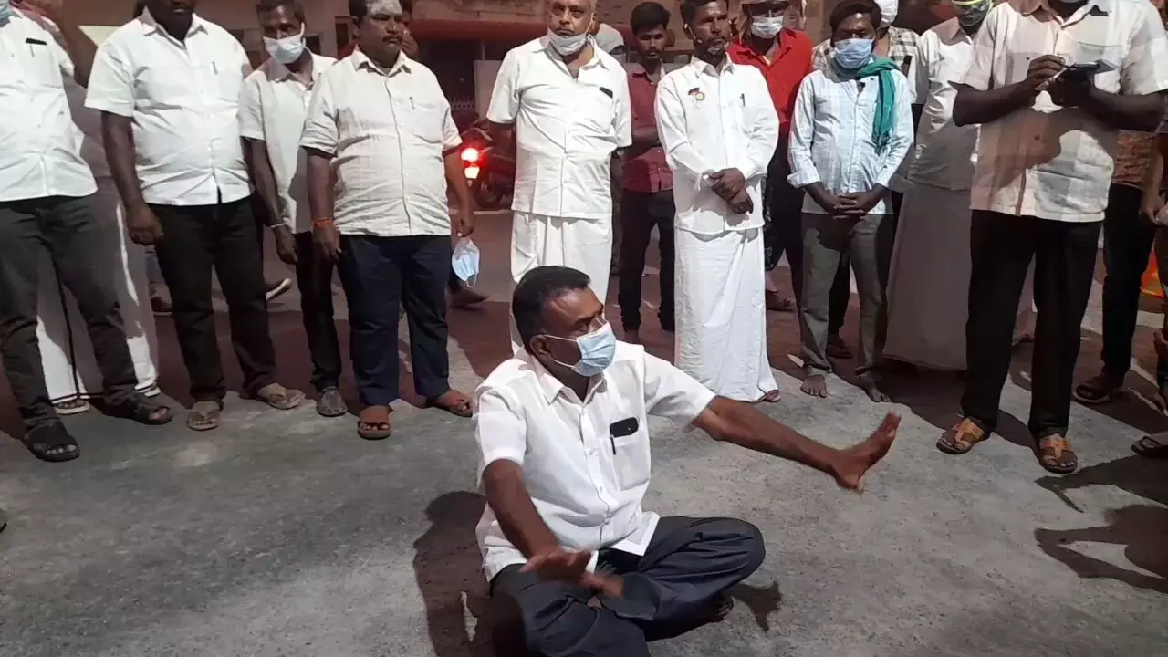 அமைச்சர் வீட்டின் முன்பு அமர்ந்து தர்ணாவில் ஈடுபட்ட திமுக பிரதிநிதி அமைச்சர் வீட்டின் முன்பு அமர்ந்து தர்ணாவில் ஈடுபட்ட திமுக பிரதிநிதி