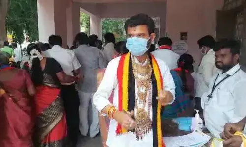 நகைக்கடன் தள்ளுபடி செய்யவில்லை எனக் கூறி நகைகளை அணிந்து நூதன வேட்புமனு நகைக்கடன் தள்ளுபடி செய்யவில்லை எனக் கூறி நகைகளை அணிந்து நூதன வேட்புமனு