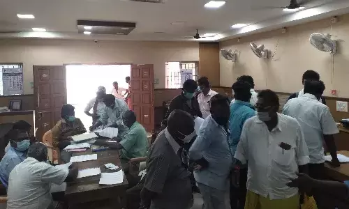 வேட்புமனு தாக்கல் தீவிரம்.! மக்கள் வெள்ளத்தில் நகராட்சி அலுவலகம்