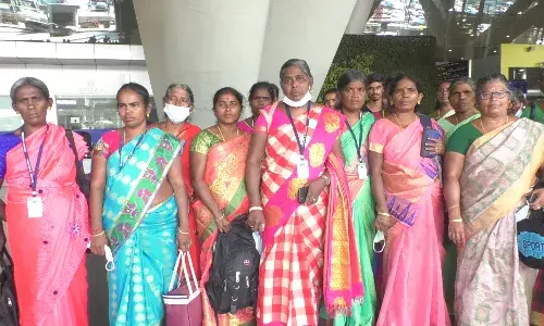 முதல் முறையாக விமான பயணம்: தென்காசி மகளிர் குழு பெண்கள் உற்சாகம்