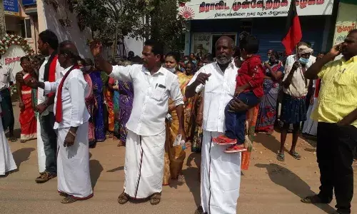 திசையன்விளையில் திமுக வேட்பாளர்களை மாற்றக்கோரி தொண்டர்கள் ஆர்ப்பாட்டம்