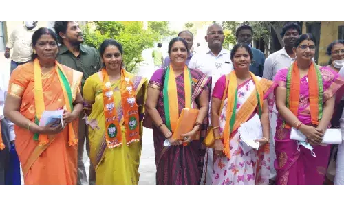 காஞ்சிபுரம் மாநகராட்சி: பாஜக பெண் வேட்பாளர்கள் ஆர்வமுடன் மனு தாக்கல்