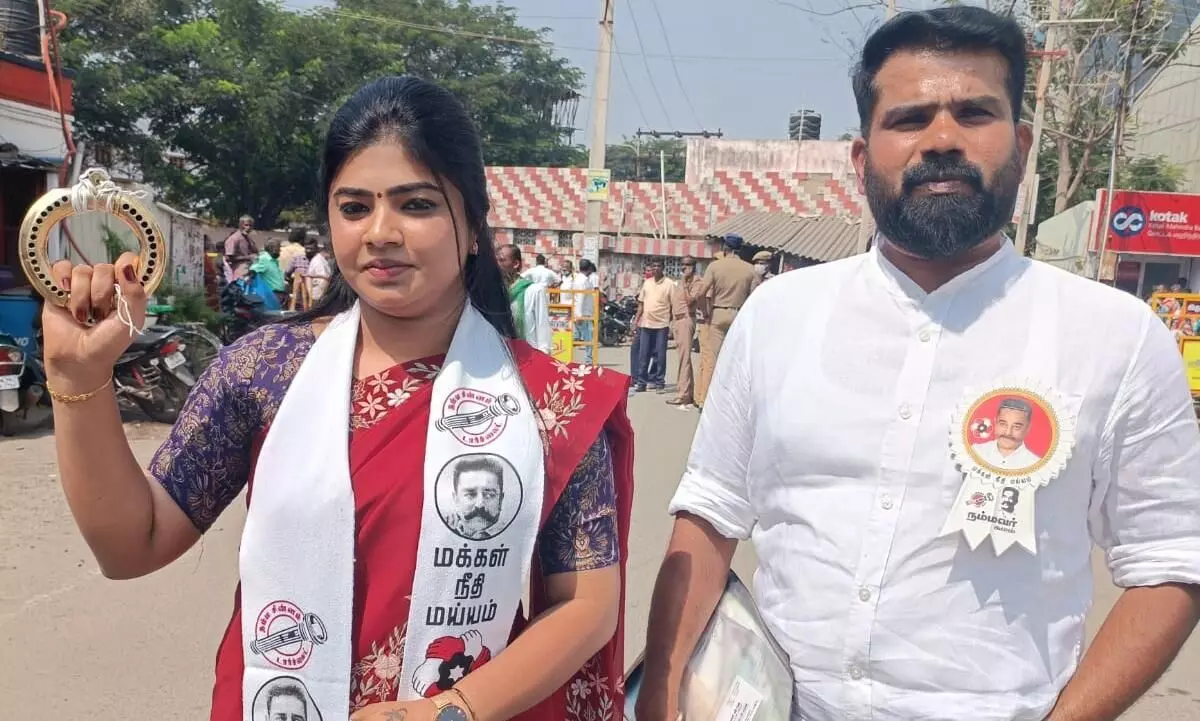 கால் சிலம்புடன் மனு தாக்கல் செய்ய வந்த மக்கள் நீதி மைய கட்சி வேட்பாளர் கால் சிலம்புடன் மனு தாக்கல் செய்ய வந்த மக்கள் நீதி மைய கட்சி வேட்பாளர்