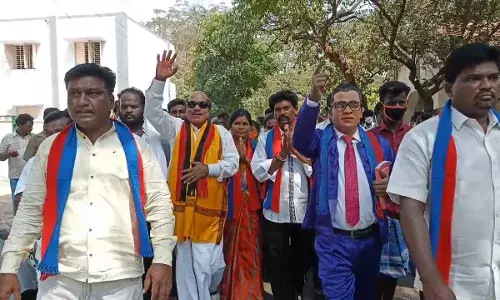 அம்பேத்கர் மற்றும் கருணாநிதியின் வேடமணிந்தவர்களுடன் மனு தாக்கல் அம்பேத்கர் மற்றும் கருணாநிதியின் வேடமணிந்தவர்களுடன் மனு தாக்கல்