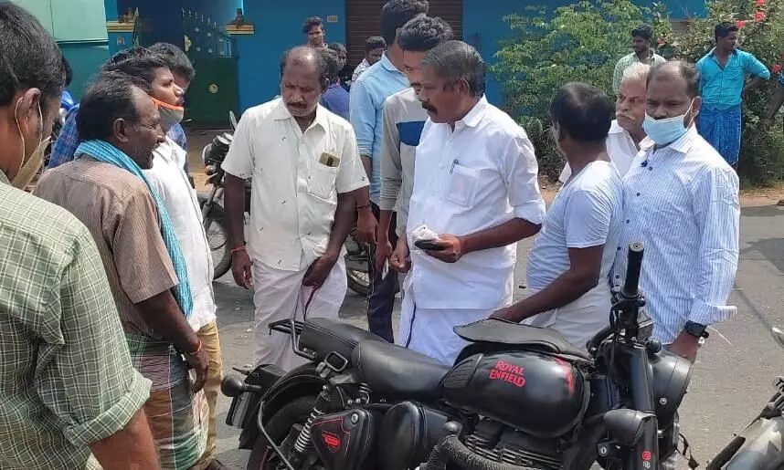 அந்தியூர் அருகே வாகன விபத்து: வாலிபரை மீட்டு சிகிச்சைக்கு அனுப்பிய எம்எல்ஏ அந்தியூர் அருகே வாகன விபத்து: வாலிபரை மீட்டு சிகிச்சைக்கு அனுப்பிய எம்எல்ஏ