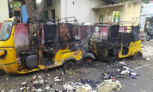 கொடுங்கையூரில் வழக்கு சம்மந்தப்பட்ட ஆட்டோக்கள் தீயில் எரிந்து சேதம்