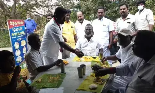 சர்வராக மாறி உணவு பரிமாறிய  புதுகை நகராட்சி  40 -ஆவது வார்டுஅதிமுக வேட்பாளர் சர்வராக மாறி உணவு பரிமாறிய  புதுகை நகராட்சி  40 -ஆவது வார்டுஅதிமுக வேட்பாளர்