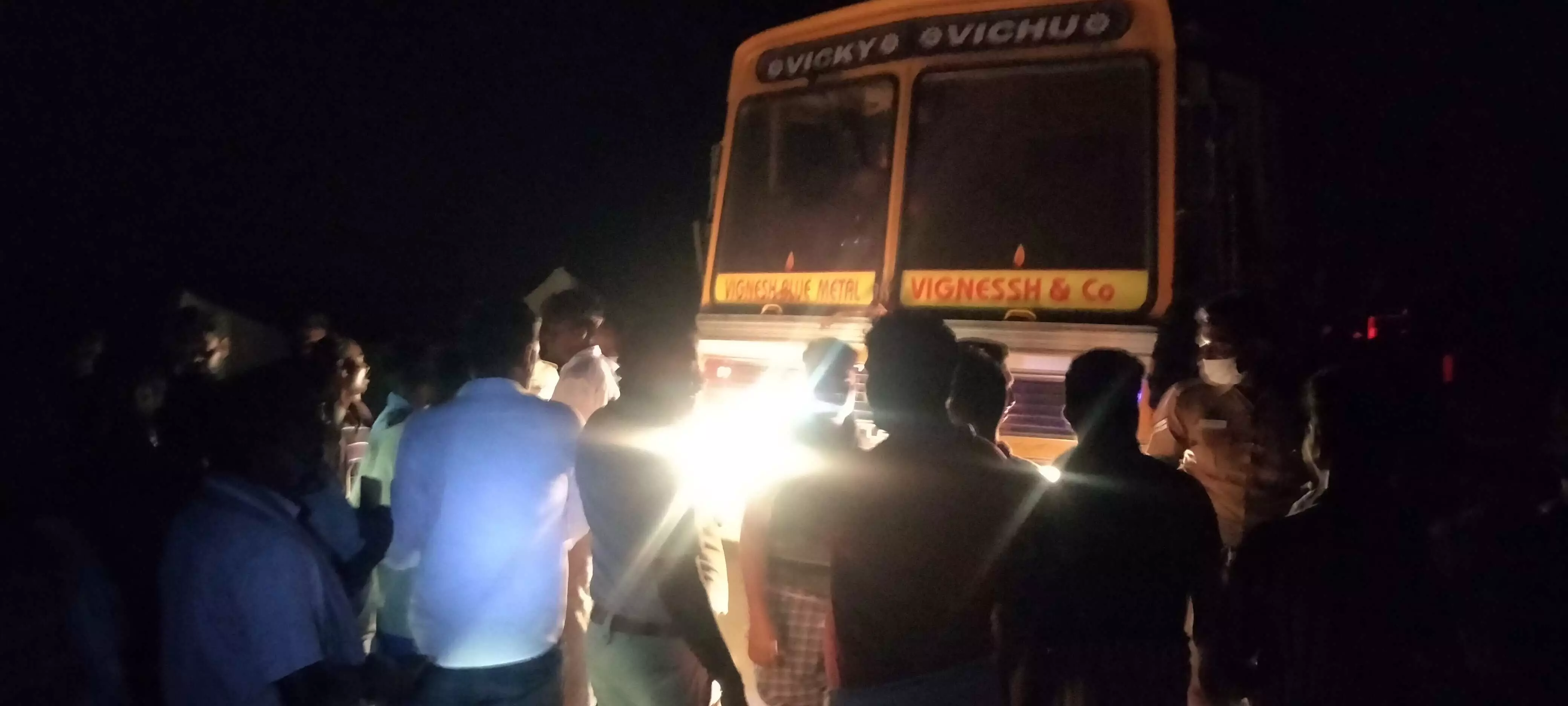 குவாரி வெடிவிபத்தில் மயிரிழையில் உயிர் தப்பிய சிறுவன் குவாரி வெடிவிபத்தில் மயிரிழையில் உயிர் தப்பிய சிறுவன்