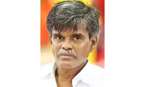 வீட்டின் முன் கார் நிறுத்துவதில் தகராறு: முதியோர் அடித்து கொலை