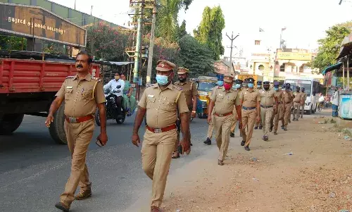 உள்ளாட்சி தேர்தலை முன்னிட்டு தென்காசியில் காவல்துறையினர் காெடி அணிவகுப்பு