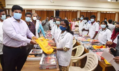 மனிதநேயமிக்க மருத்துவர்களாக உருவாக வேண்டும்: கலெக்டர் மனிதநேயமிக்க மருத்துவர்களாக உருவாக வேண்டும்: கலெக்டர்