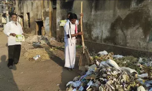 புதுகை நகராட்சி தேர்தல்: குப்பைகளை சுத்தம் செய்து அதிமுக வேட்பாளர் பிரசாரம் புதுகை நகராட்சி தேர்தல்: குப்பைகளை சுத்தம் செய்து அதிமுக வேட்பாளர் பிரசாரம்