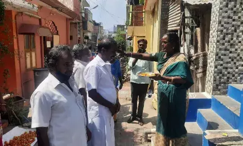தேனி 14வது வார்டு காங்., வேட்பாளருக்கு ஆரத்தி எடுத்து தடபுடல் வரவேற்பு தேனி 14வது வார்டு காங்., வேட்பாளருக்கு ஆரத்தி எடுத்து தடபுடல் வரவேற்பு