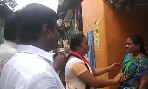 தேனி அதிமுக வேட்பாளரிடம் குறைகளை  கொட்டித்தீர்த்த  பொதுமக்கள் தேனி அதிமுக வேட்பாளரிடம் குறைகளை  கொட்டித்தீர்த்த  பொதுமக்கள்