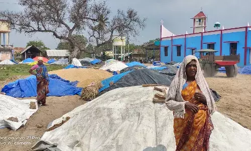நெல்கொள்முதல் நிலையம் திறக்காததால், ஏமாற்றத்துடன் காத்திருக்கும் விவசாயிகள். நெல்கொள்முதல் நிலையம் திறக்காததால், ஏமாற்றத்துடன் காத்திருக்கும் விவசாயிகள்.