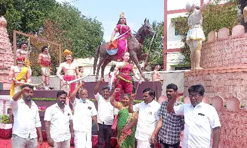 குடியரசு தின ஊர்திக்கு தேனியில் பொதுமக்கள் வீரவணக்கம் குடியரசு தின ஊர்திக்கு தேனியில் பொதுமக்கள் வீரவணக்கம்