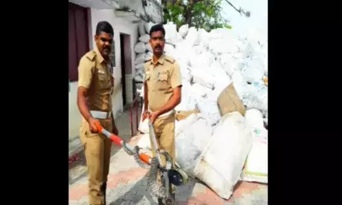 ஸ்ரீவில்லிபுத்தூர் அங்கன்வாடி மையத்தில் 7 அடி நீள நல்ல பாம்பு மீட்பு