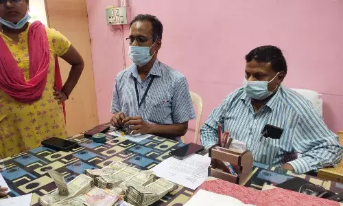 திருவள்ளூரில் உரிய ஆவணங்களின்றி எடுத்து வரப்பட்ட ரூ.3 லட்சம் பறிமுதல்